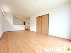 ～ナチュラルな色彩のＬＤＫ～
・自然な風合いの色味で纏められたＬＤＫは家具のコーディネートもしやすくなっております。
・どんなインテリアにするか、考えるだけでも楽しくなりますね。