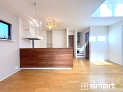 ～人気のカウンターキッチン～
・キッチンには余計な柱が無いので、リビングが見渡せ開放感のある造りとなっております。
・蛇口には浄水器が内蔵されるなど機能面でも優れたキッチンです。
