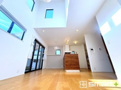 ～吹抜けのあるＬＤＫ～
・ＬＤＫに吹抜けを配する事で縦への空間が生まれ、開放感のある広々とした仕様に。
・ご来客の際なども自慢できるような高級仕様のＬＤＫとなっております。
