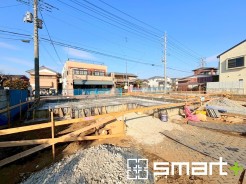 ～ベタ基礎でしっかりとした土台～
・コンクリートの中に鉄筋を配し強度を高めた「ベタ基礎」を採用。
・しっかりとした土台を造ったうえで、その上に建物が築造されていきます。
(１号棟)