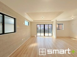 ～穏やかな陽の入るＬＤＫ～
・大きな窓のあるＬＤＫは陽当りも良好で明るい空間となっております。
・アクセントクロスでシンプルなお部屋もメリハリのある空間になりますね。