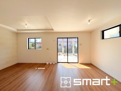 ～穏やかな陽の入るＬＤＫ～
・大きな窓のあるＬＤＫは陽当りも良好で明るい空間となっております。
・ご家族団らんなど過ごす時間の多いＬＤＫが明るいのは嬉しいポイントですね。
