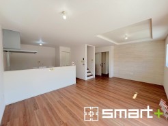 ～開放的なリビングイン階段～
・ご家族のお出掛けや帰宅がわかるリビングイン階段。自然とコミュニケーションが増えますね。
・家事をしながらリビング全体が見渡せるカウンターキッチンも魅力。
