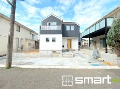 ～スタイリッシュな外観～
・重厚感のあるネイビーと清潔感のあるホワイトの組み合わせが、洗練されたクールな雰囲気を醸し出しています。
・すっきりと洗練された印象のお住まいになりますね。
