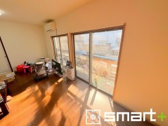 ～穏やかな陽の入るＬＤＫ～
・大きな窓のあるＬＤＫは陽当りも良好で明るい空間となっております。
・ご家族団らんなど過ごす時間の多いＬＤＫが明るいのは嬉しいポイントですね。
