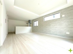 ～穏やかな陽の入るＬＤＫ～
・大きな窓のあるＬＤＫは陽当りも良好で明るい空間となっております。
・ご家族団らんなど過ごす時間の多いＬＤＫが明るいのは嬉しいポイントですね。
