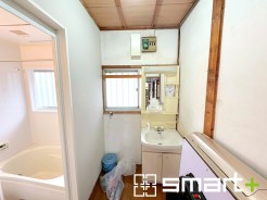 ～収納も充実の洗面台～
・洗面台は鏡の両側に物を置くスペースがございますので、整髪料や歯ブラシなどもスッキリと片付け可能。
・洗面台下のパイプスペースにも洗剤などをご収納いただけます。
