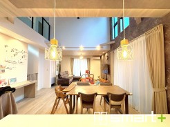 ～穏やかな陽の入るＬＤＫ～
・大きな吹抜けのあるＬＤＫは陽当りも良好で明るい空間となっております。
・ご家族団らんなど過ごす時間の多いＬＤＫが明るいのは嬉しいポイントですね。
