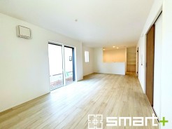 ~余裕の空間が広がるLDK~
・18.8帖あるLDKはご家族団らんのお時間を余裕の広さで演出してくれます。
・ご内覧の際は家具の配置などもイメージしながらご覧くださいませ。