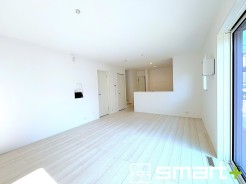 ～穏やかな陽の入るＬＤＫ～
・大きな窓のあるＬＤＫは陽当りも良好で明るい空間となっております。
・ご家族団らんなど過ごす時間の多いＬＤＫが明るいのは嬉しいポイントですね。
