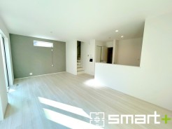 ～開放的なリビングイン階段～
・ご家族のお出掛けや帰宅がわかるリビングイン階段。自然とコミュニケーションが増えますね。
・家事をしながらリビング全体が見渡せるカウンターキッチンも魅力。
