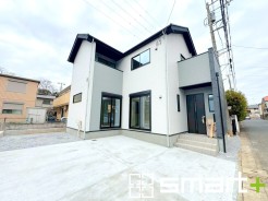 ～明るさを感じる外観～
・外壁は２トーンカラーを採用し、デザイン性に優れた見た目となっております。
・帰宅した際にホッと感じるような飽きのこない外観。ぜひ現地でご確認くださいませ。
