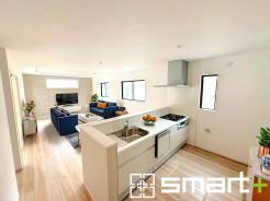 ～ナチュラルな色彩のＬＤＫ～
・自然な風合いの色味で纏められたＬＤＫは家具のコーディネートもしやすくなっております。
・どんなインテリアにするか、考えるだけでも楽しくなりますね。
