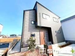 ～シックな色彩の外観を採用～
・外壁に濃い色を採用する事でモダンな印象のシックな外観となっております。
・高級感も出るので毎日家に帰るのが誇らしくなります。ぜひ現地でご確認くださいませ。
（５号棟）