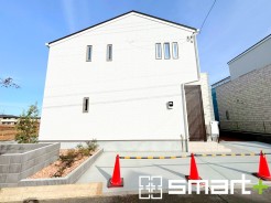 ～明るさを感じる外観～
・外壁はデザイン性に優れた見た目となっております。
・帰宅した際にホッと感じるような飽きのこない外観。ぜひ現地でご確認くださいませ。
