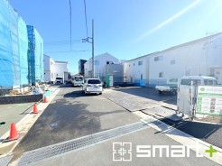 ～ベタ基礎でしっかりとした土台～
・コンクリートの中に鉄筋を配し強度を高めた「ベタ基礎」を採用。
・しっかりとした土台を造ったうえで、その上に建物が築造されていきます。
