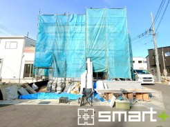 ～ベタ基礎でしっかりとした土台～
・コンクリートの中に鉄筋を配し強度を高めた「ベタ基礎」を採用。
・しっかりとした土台を造ったうえで、その上に建物が築造されていきます。
