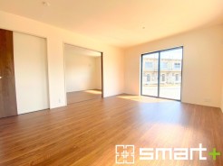 ～穏やかな陽の入るＬＤＫ～
・大きな窓のあるＬＤＫは陽当りも良好で明るい空間となっております。
・ご家族団らんなど過ごす時間の多いＬＤＫが明るいのは嬉しいポイントですね。
