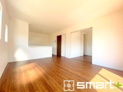 ～家族団らんにピッタリの広々リビング～
・自然の光が降り注ぐ明るいLDKは家族団らんにピッタリ。
・隣接の洋室を続き間として利用すれば２０帖超の広々空間になります。
