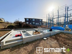 ～ベタ基礎でしっかりとした土台～
・コンクリートの中に鉄筋を配し強度を高めた「ベタ基礎」を採用。
・しっかりとした土台を造ったうえで、その上に建物が築造されていきます。
