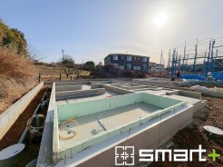 ～ベタ基礎でしっかりとした土台～
・コンクリートの中に鉄筋を配し強度を高めた「ベタ基礎」を採用。
・しっかりとした土台を造ったうえで、その上に建物が築造されていきます。
