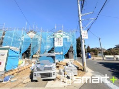 ～開放感ある角地のお住まい～
・２方向が空く事で開放感のある角地に位置しております。
・窮屈な感じが無く、ゆったりと暮らせるこの魅力をぜひ現地でご体感くださいませ。
