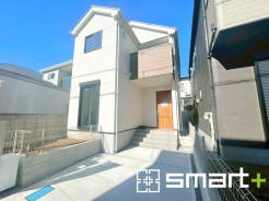 ～明るさを感じる外観～
・外壁は２トーンカラーを採用し、デザイン性に優れた見た目となっております。
・帰宅した際にホッと感じるような飽きのこない外観。ぜひ現地でご確認くださいませ。
