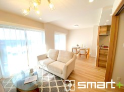 ～穏やかな陽の入るＬＤＫ～
・大きな窓のあるＬＤＫは陽当りも良好で明るい空間となっております。
・ご家族団らんなど過ごす時間の多いＬＤＫが明るいのは嬉しいポイントですね。
