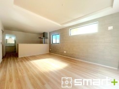 ～折り上げ天井のあるＬＤＫ～
・一部天井を高くする折り上げ天井を配する事で縦への空間が生まれ、開放感のある広々とした仕様に。
・ぜひ現地でその魅力をご体感くださいませ。
