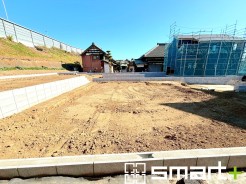 ～ベタ基礎でしっかりとした土台～
・コンクリートの中に鉄筋を配し強度を高めた「ベタ基礎」を採用。
・しっかりとした土台を造ったうえで、その上に建物が築造されていきます。
