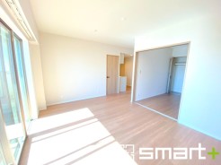 ～穏やかな陽の入るＬＤＫ～
・大きな窓のあるＬＤＫは陽当りも良好で明るい空間となっております。
・ご家族団らんなど過ごす時間の多いＬＤＫが明るいのは嬉しいポイントですね。
