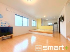 ～穏やかな陽の入るＬＤＫ～
・大きな窓のあるＬＤＫは陽当りも良好で明るい空間となっております。
・ご家族団らんなど過ごす時間の多いＬＤＫが明るいのは嬉しいポイントですね。
