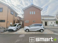 ～十分な広さのある前面道路～
・前面道路は約5ｍございますので、お車でのすれ違いも楽々で余計なストレスがかかりません。
・日々お車での移動が多い方には大切なポイントですね。
