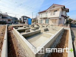 ～ベタ基礎でしっかりとした土台～
・コンクリートの中に鉄筋を配し強度を高めた「ベタ基礎」を採用。
・しっかりとした土台を造ったうえで、その上に建物が築造されていきます。
