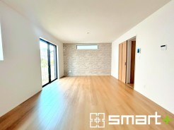 ～明るいＬＤＫ～
・ご家族でゆったり寛げる広々リビングは、大きな窓からたっぷりの陽光が差し込む明るい空間。
・家事をしながらご家族との会話が楽しめる人気のカウンターキッチンも魅力。
(2号棟)