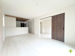 ～家族団らんにピッタリの広々リビング～
・自然の光が降り注ぐ明るいLDKは家族団らんにピッタリ。
・隣接の洋室を続き間として利用すれば２１帖超の広々空間になります。
