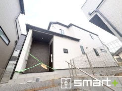 ～シンプルかつオシャレな白い外観～
・外壁をホワイトカラーにする事でクラシカルな印象の外観になりますね。
・高級感も出るので毎日家に帰るのが誇らしくなります。ぜひ現地でご確認くださいませ。
