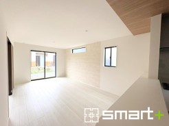 ～穏やかな陽の入るＬＤＫ～
・大きな窓のあるＬＤＫは陽当りも良好で明るい空間となっております。
・ご家族団らんなど過ごす時間の多いＬＤＫが明るいのは嬉しいポイントですね。
