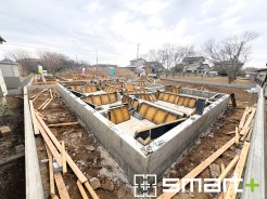 ～ベタ基礎でしっかりとした土台～
・コンクリートの中に鉄筋を配し強度を高めた「ベタ基礎」を採用。
・しっかりとした土台を造ったうえで、その上に建物が築造されていきます。
