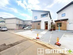 ～明るさを感じる外観～
・外壁は２トーンカラーを採用し、デザイン性に優れた見た目となっております。
・帰宅した際にホッと感じるような飽きのこない外観。ぜひ現地でご確認くださいませ。
