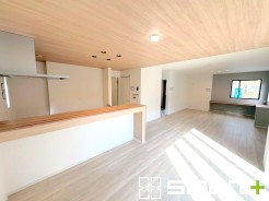 ～穏やかな陽の入るＬＤＫ～
・大きな窓のあるＬＤＫは陽当りも良好で明るい空間となっております。
・足元ポカポカ床暖房付きのリビングで寛ぎのひと時をお過ごしいただけます。