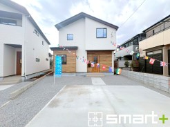 ～モダンな印象の外観～
・ホワイトカラーに木目調をアクセントとしたことで温かみのある落ち着いた印象の外観。
・幅広いテイストにマッチし、高級感を与えてくれるデザインに仕上げました。