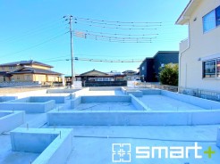 ～ベタ基礎でしっかりとした土台～
・コンクリートの中に鉄筋を配し強度を高めた「ベタ基礎」を採用。
・しっかりとした土台を造ったうえで、その上に建物が築造されていきます。
