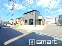 ～閑静な住宅街の立地～
・周辺は閑静な住宅街となっておりますので、静かな暮らしをご実現いただけます。
・前面道路の交通量も多くないので、小さなお子様がいるご家庭でもご安心ですね。
