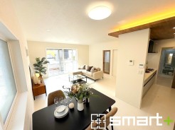 ～穏やかな陽の入るＬＤＫ～
・大きな窓のあるＬＤＫは陽当りも良好で明るい空間となっております。
・ご家族団らんなど過ごす時間の多いＬＤＫが明るいのは嬉しいポイントですね。
