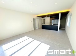 ～ナチュラルな色彩のＬＤＫ～
・自然な風合いの色味で纏められたＬＤＫは家具のコーディネートもしやすくなっております。
・どんなインテリアにするか、考えるだけでも楽しくなりますね。
