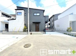 ～シックな色彩の外観を採用～
・外壁に濃い色を採用する事でモダンな印象のシックな外観となっております。
・高級感も出るので毎日家に帰るのが誇らしくなります。ぜひ現地でご確認くださいませ。
