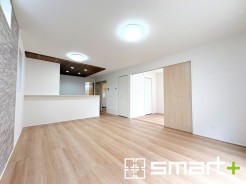 ～穏やかな陽の入るＬＤＫ～
・大きな窓のあるＬＤＫは陽当りも良好で明るい空間となっております。
・ご家族団らんなど過ごす時間の多いＬＤＫが明るいのは嬉しいポイントですね。
