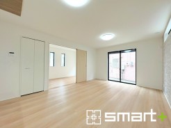 ～余裕の空間が広がるＬＤＫ～
・１６帖あるＬＤＫはご家族団らんのお時間を余裕の広さで演出してくれます。
・ご内覧の際は家具の配置などもイメージしながらご覧くださいませ。
