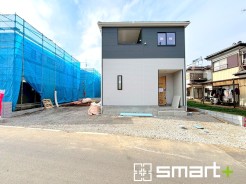 ～スタイリッシュな外観～
・重厚感のあるネイビーと清潔感のあるホワイトの組み合わせが、洗練されたクールな雰囲気を醸し出しています。
・すっきりと洗練された印象のお住まいになりますね。